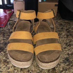Universal Threads yellow platform sandal